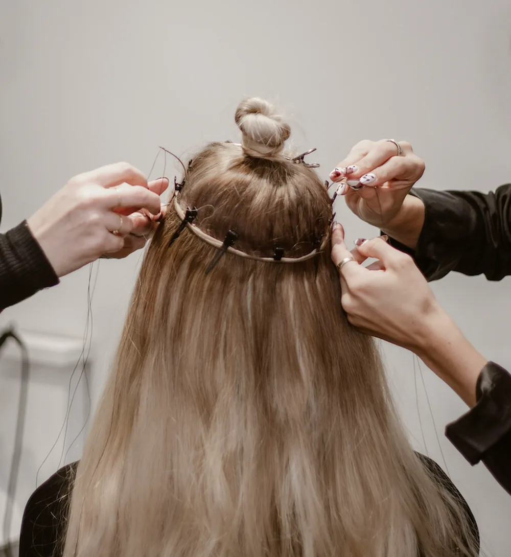 Lukas Wythe – Extensions werden eingearbeitet, mit Nail-Art